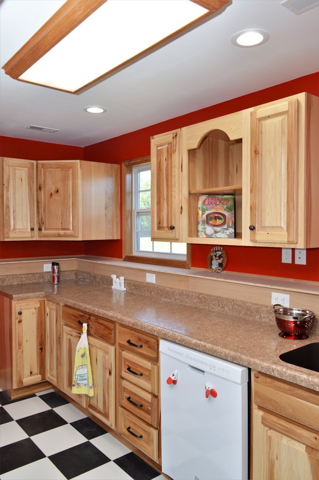 Bild på ett mellanstort amerikanskt beige beige kök, med en undermonterad diskho, luckor med upphöjd panel, skåp i ljust trä, laminatbänkskiva, klinkergolv i keramik och flerfärgat golv