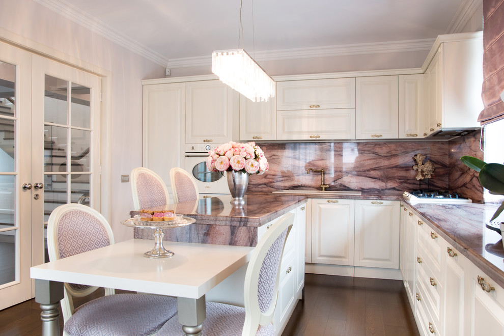 Immagine di una cucina tradizionale di medie dimensioni con ante bianche, top in granito, elettrodomestici bianchi, parquet scuro, pavimento marrone e top viola
