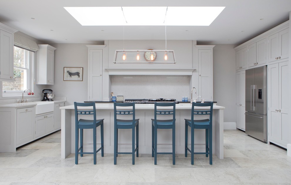 Foto di una grande cucina classica con lavello sottopiano, ante in stile shaker, ante grigie, pavimento grigio, top bianco, paraspruzzi bianco e elettrodomestici in acciaio inossidabile