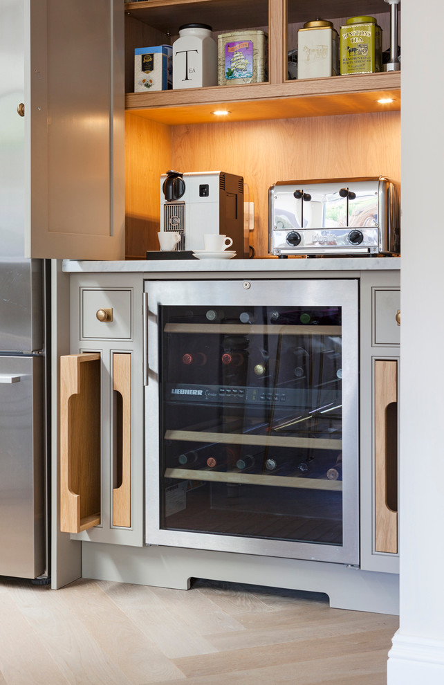 ハンプシャーにあるトラディショナルスタイルのおしゃれなキッチン (淡色無垢フローリング、インセット扉のキャビネット、グレーのキャビネット) の写真