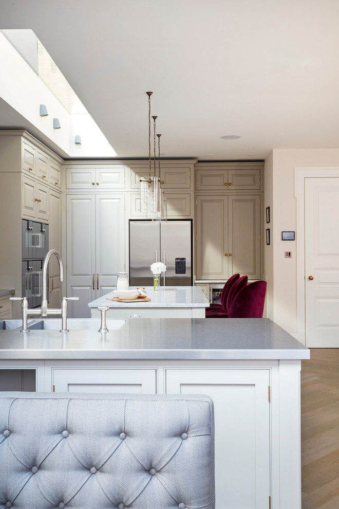 Источник вдохновения для домашнего уюта: большая п-образная кухня в классическом стиле с обеденным столом, плоскими фасадами и светлым паркетным полом