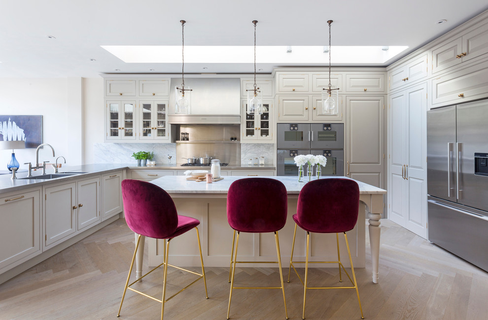 Große Klassische Küche mit hellem Holzboden, grauen Schränken, Kücheninsel, Doppelwaschbecken, Küchenrückwand in Metallic und Küchengeräten aus Edelstahl in Hampshire