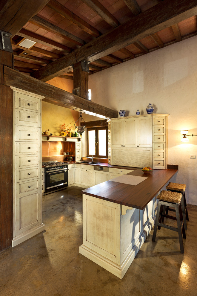 メルボルンにある地中海スタイルのおしゃれなキッチン (シェーカースタイル扉のキャビネット、ヴィンテージ仕上げキャビネット) の写真