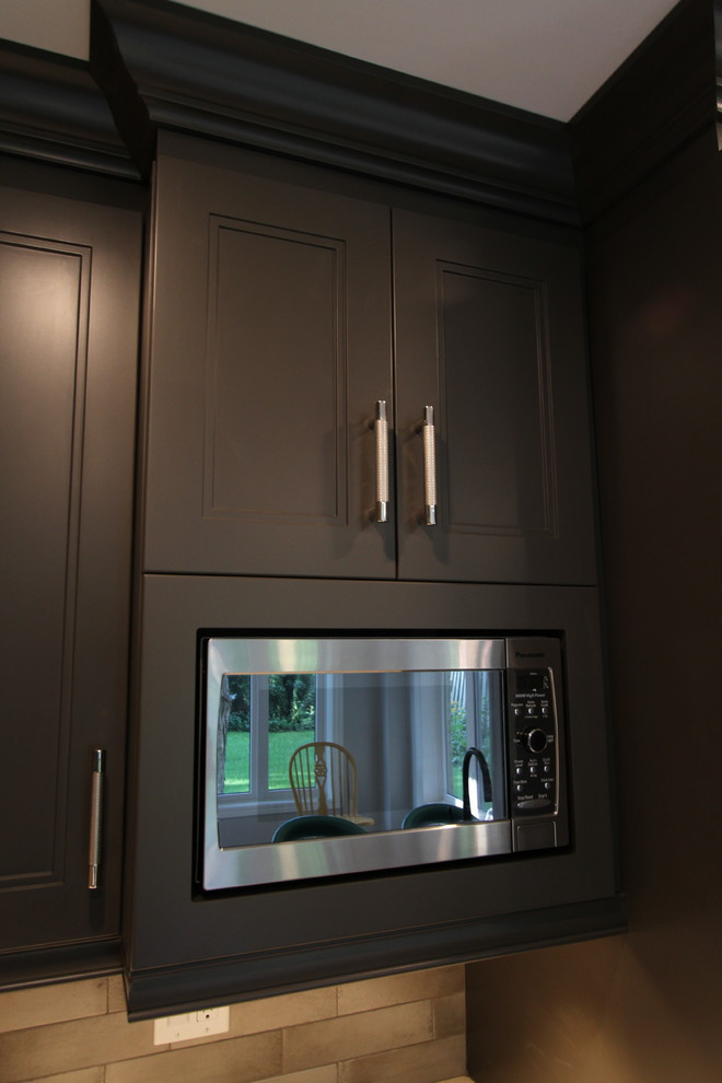 Exempel på ett mellanstort modernt brun brunt kök, med en undermonterad diskho, luckor med infälld panel, bruna skåp, träbänkskiva, grått stänkskydd, stänkskydd i porslinskakel, rostfria vitvaror, klinkergolv i porslin, en köksö och grått golv