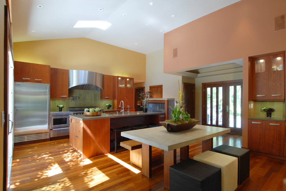 Immagine di una cucina parallela minimal con ante lisce e ante in legno scuro
