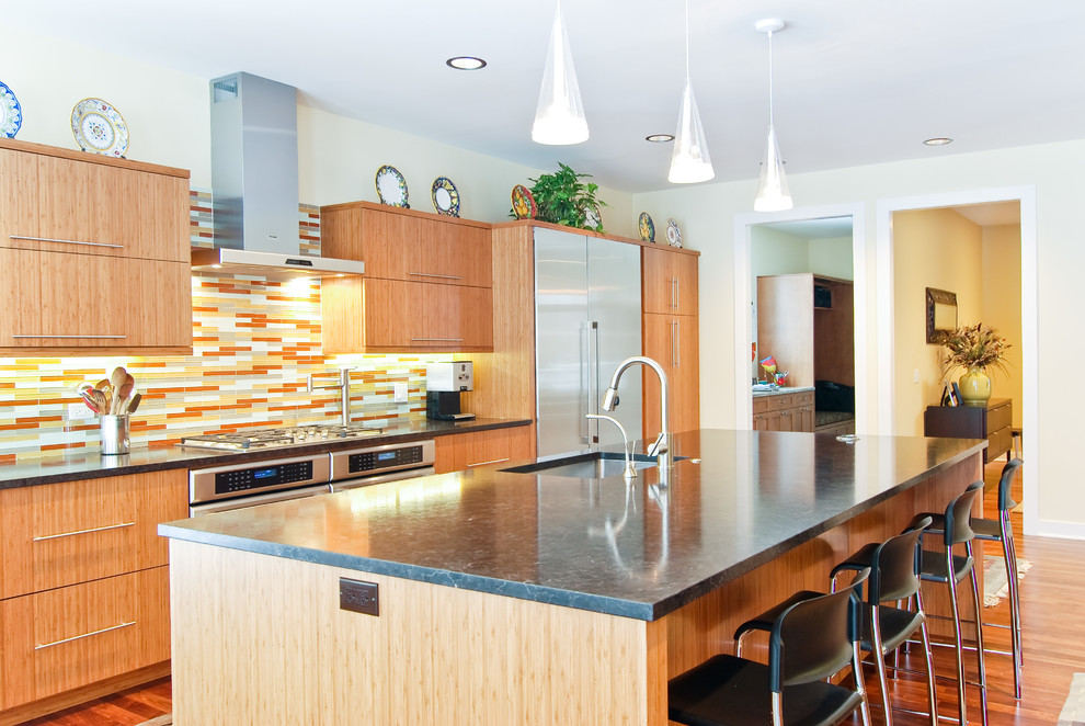 Zweizeilige Moderne Küche mit Unterbauwaschbecken, flächenbündigen Schrankfronten, hellen Holzschränken, Küchenrückwand in Orange, Rückwand aus Stäbchenfliesen und Küchengeräten aus Edelstahl in Chicago