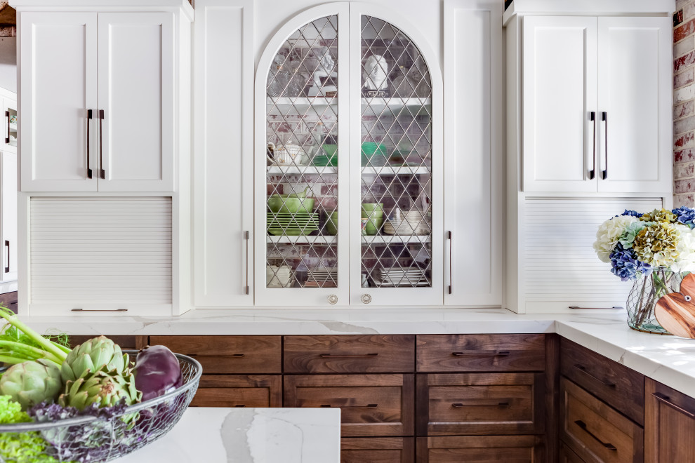 Klassisk inredning av ett mellanstort vit vitt kök, med en rustik diskho, skåp i shakerstil, skåp i mellenmörkt trä, bänkskiva i kvarts, färgglada vitvaror, vinylgolv, en köksö och brunt golv