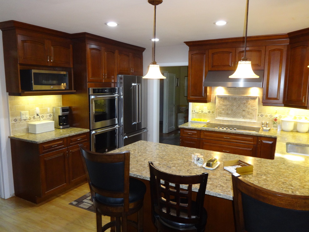 Warm Elegant kitchen with bar area Traditional Kitchen New York