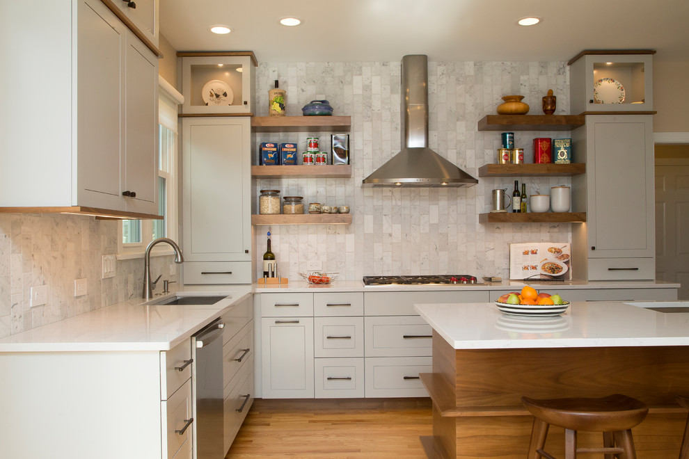 Idéer för att renovera ett stort funkis vit vitt kök, med en enkel diskho, skåp i shakerstil, grå skåp, bänkskiva i kvarts, grått stänkskydd, stänkskydd i marmor, rostfria vitvaror, mellanmörkt trägolv, en köksö och orange golv