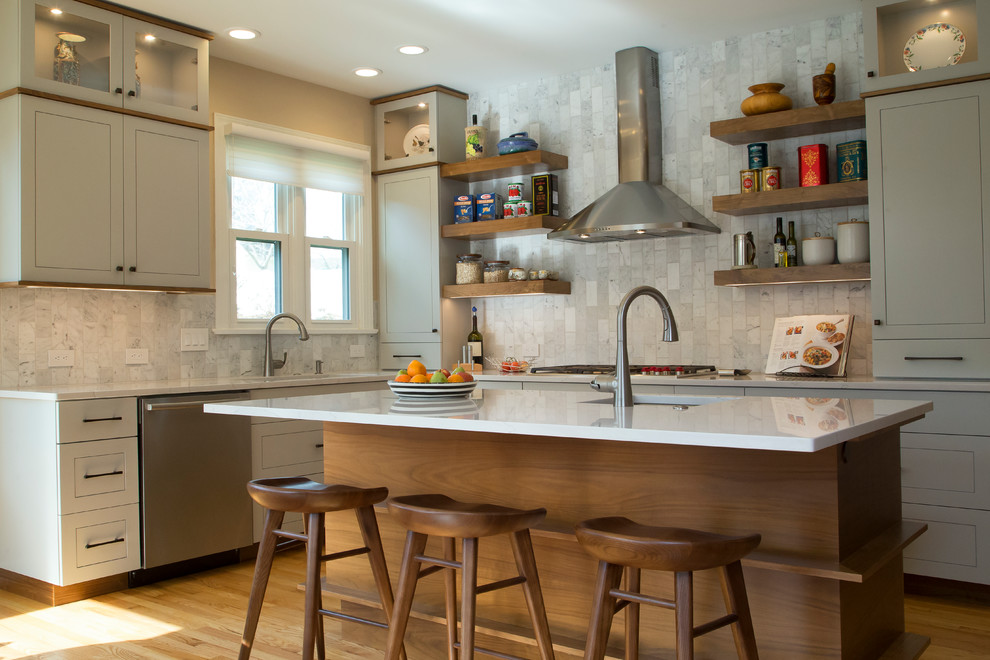 Idéer för stora vintage vitt kök, med skåp i shakerstil, grått stänkskydd, en köksö, en enkel diskho, grå skåp, bänkskiva i kvarts, stänkskydd i marmor, rostfria vitvaror, mellanmörkt trägolv och orange golv