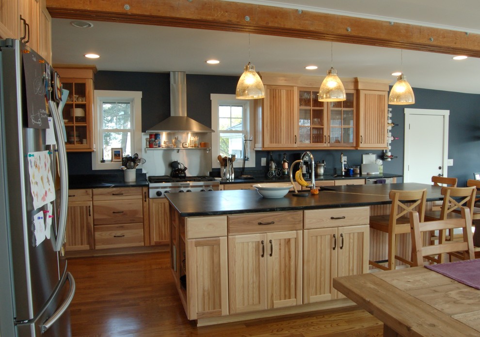 Immagine di una cucina country con lavello stile country, ante in legno chiaro, top in saponaria, paraspruzzi blu e elettrodomestici in acciaio inossidabile