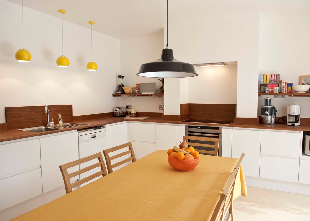 На фото: кухня в современном стиле с коричневой столешницей