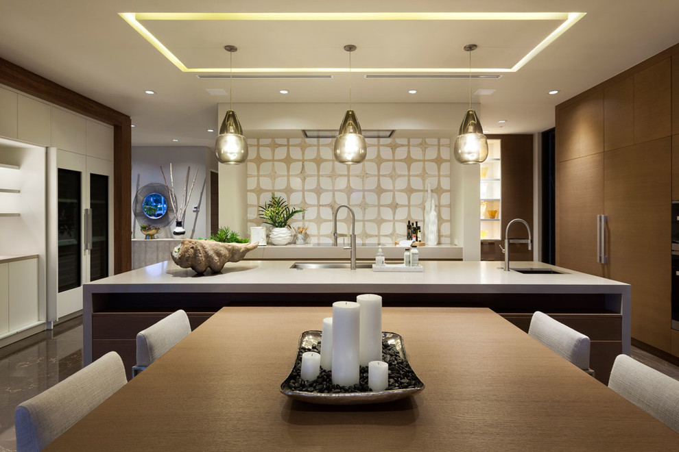Esempio di una grande cucina moderna con lavello sottopiano, ante lisce, ante in legno chiaro, top in quarzite, paraspruzzi bianco, elettrodomestici da incasso e pavimento in marmo