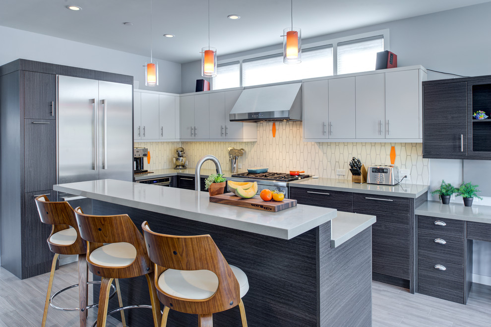 Moderne Küche in L-Form mit flächenbündigen Schrankfronten, dunklen Holzschränken, Küchenrückwand in Weiß, Küchengeräten aus Edelstahl, hellem Holzboden, Kücheninsel, grauem Boden und grauer Arbeitsplatte in San Francisco