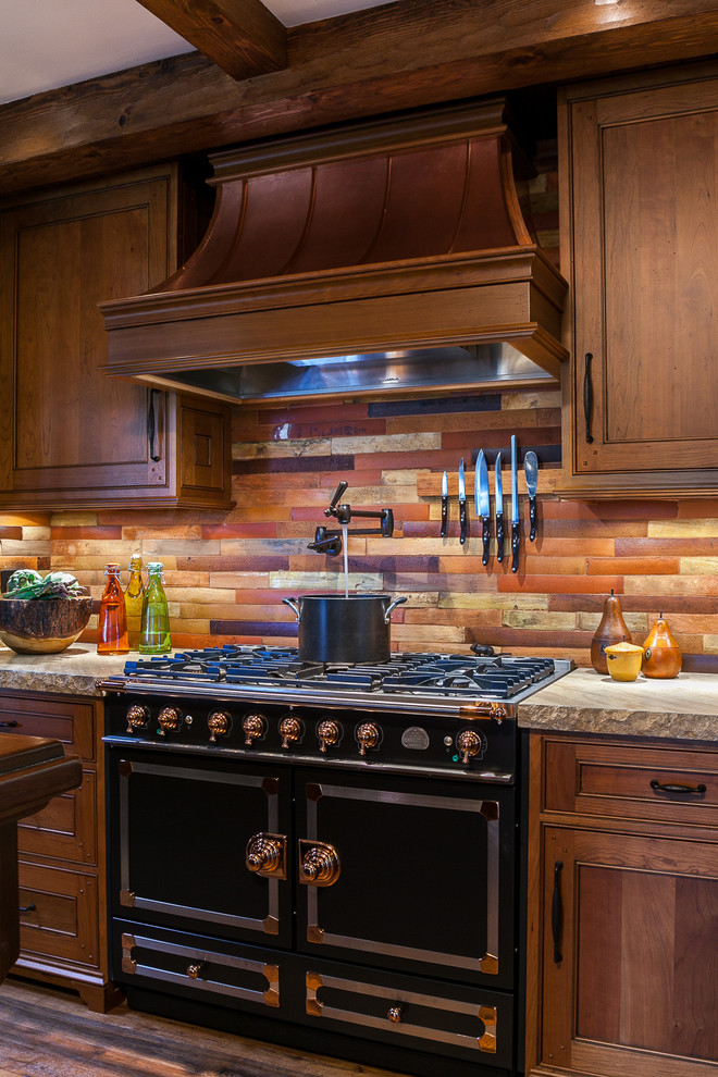 Zweizeilige, Mittelgroße Rustikale Küche mit Schrankfronten im Shaker-Stil, dunklen Holzschränken, Granit-Arbeitsplatte, Rückwand aus Schiefer, dunklem Holzboden und Kücheninsel in San Francisco