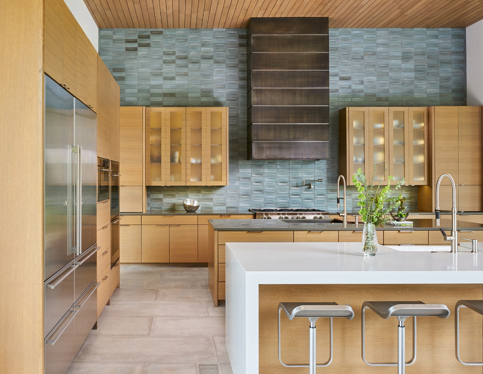 Foto di una cucina minimal con lavello stile country, ante lisce, ante in legno scuro, paraspruzzi grigio, 2 o più isole, pavimento beige e top multicolore