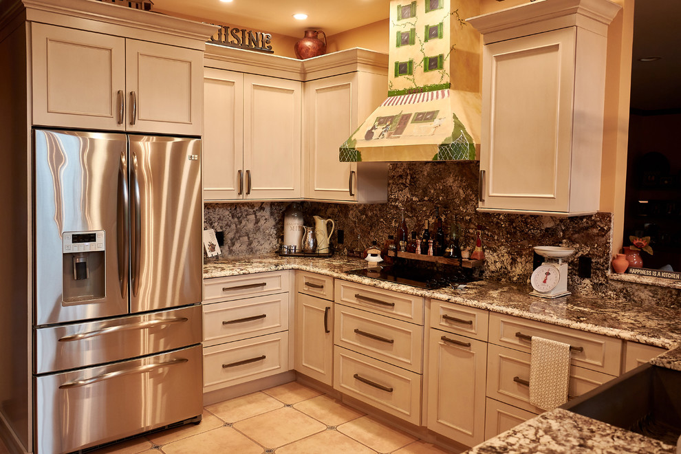 Klassisk inredning av ett mellanstort flerfärgad flerfärgat kök, med en rustik diskho, luckor med infälld panel, vita skåp, granitbänkskiva, flerfärgad stänkskydd, stänkskydd i sten, rostfria vitvaror, klinkergolv i keramik, en halv köksö och beiget golv
