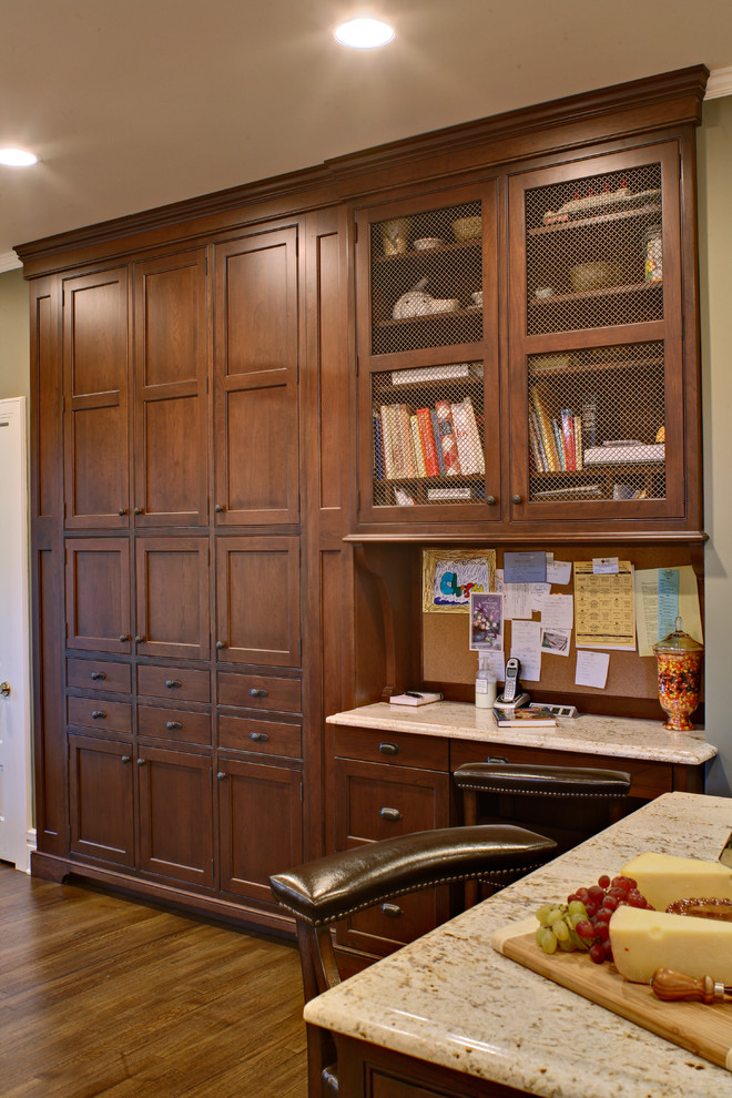 Diseño de cocina clásica con encimera de granito, suelo de madera en tonos medios, armarios estilo shaker y puertas de armario de madera oscura