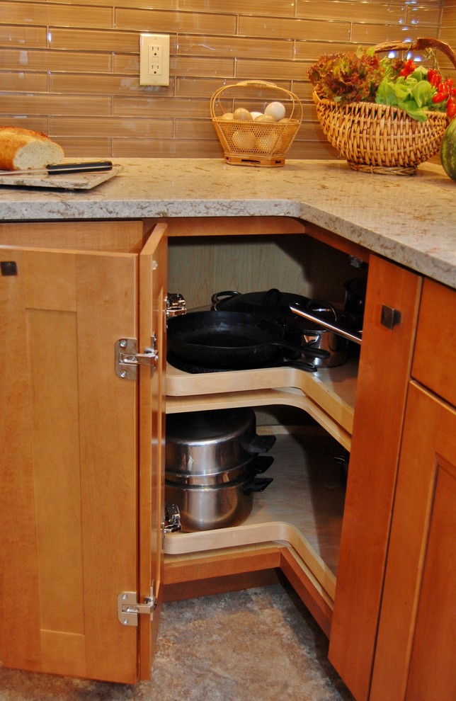 Foto på ett litet vintage kök, med en undermonterad diskho, skåp i shakerstil, skåp i mellenmörkt trä, bänkskiva i kvarts, brunt stänkskydd, stänkskydd i glaskakel, rostfria vitvaror och en halv köksö