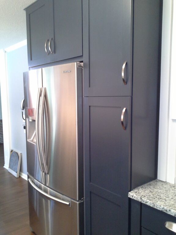 Exemple d'une arrière-cuisine tendance en U de taille moyenne avec un placard à porte shaker, des portes de placard bleues et aucun îlot.