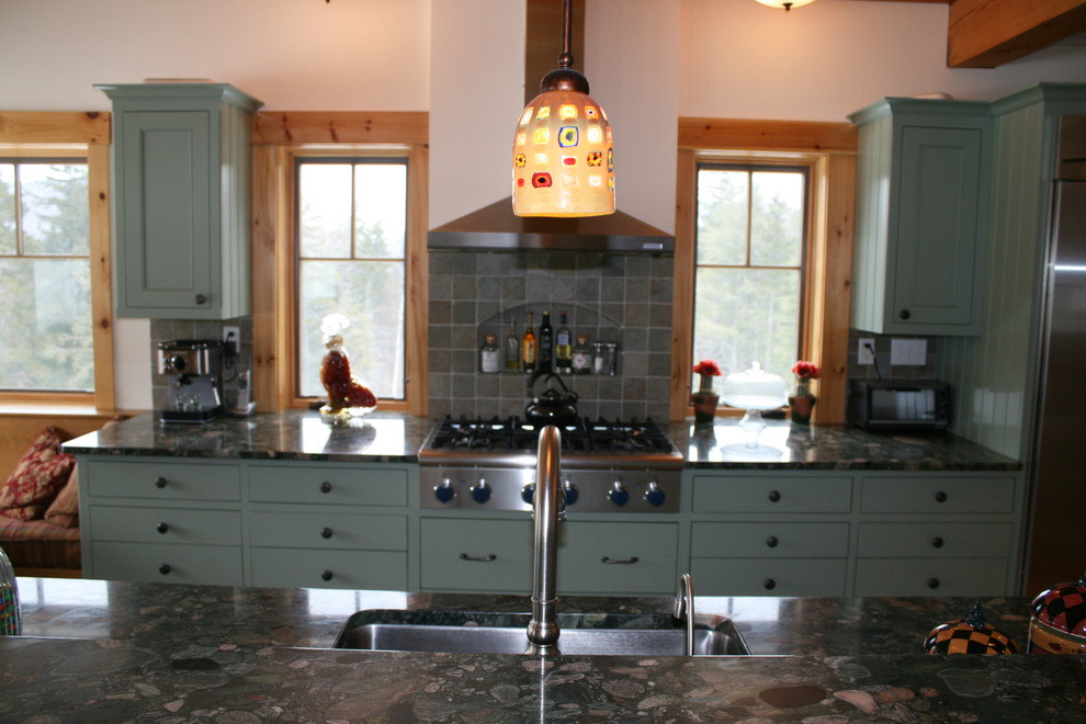 Inspiration för ett stort rustikt kök, med en undermonterad diskho, släta luckor, gröna skåp, granitbänkskiva, flerfärgad stänkskydd, stänkskydd i stenkakel, rostfria vitvaror, mellanmörkt trägolv, en köksö och brunt golv