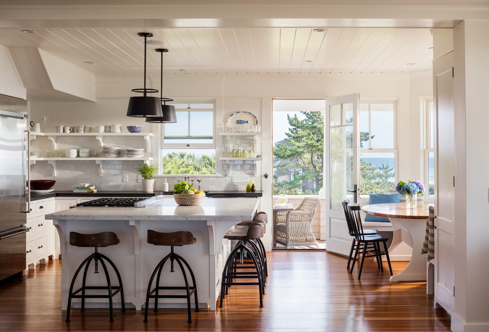 Foto di una cucina costiera con ante in stile shaker, ante bianche, paraspruzzi bianco, paraspruzzi con piastrelle diamantate, pavimento in legno massello medio e pavimento marrone