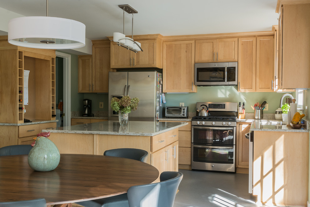 Foto på ett mellanstort funkis kök, med en undermonterad diskho, skåp i shakerstil, bänkskiva i kvarts, rostfria vitvaror, en köksö och skåp i ljust trä