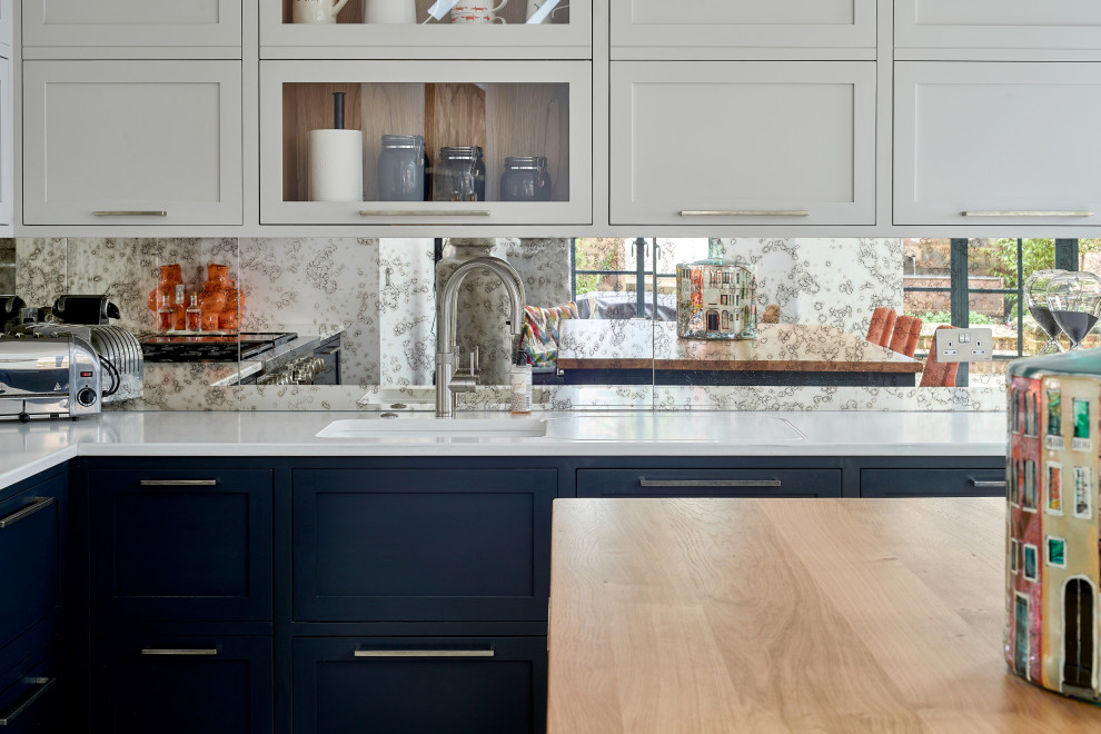 На фото: кухня в стиле лофт с двойной мойкой, фасадами в стиле шейкер, серыми фасадами, техникой из нержавеющей стали и островом
