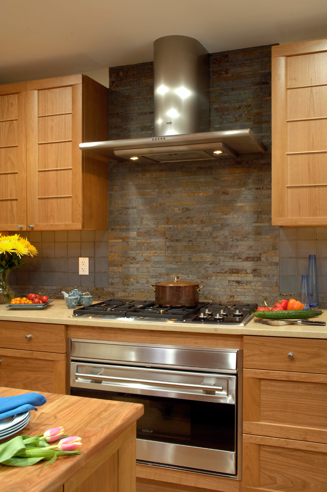 ワシントンD.C.にある高級な中くらいなトラディショナルスタイルのおしゃれなキッチン (アンダーカウンターシンク、ルーバー扉のキャビネット、中間色木目調キャビネット、木材カウンター、青いキッチンパネル、セラミックタイルのキッチンパネル、シルバーの調理設備、淡色無垢フローリング) の写真