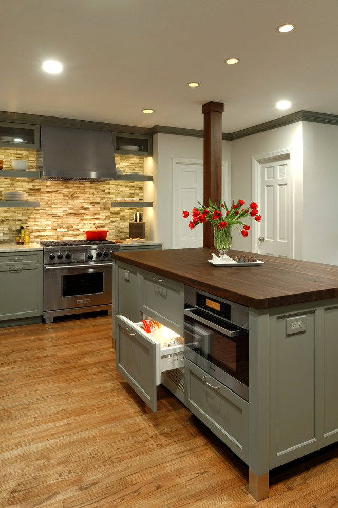 Eat-in kitchen - mid-sized transitional l-shaped medium tone wood floor eat-in kitchen idea in DC Metro with an undermount sink, shaker cabinets, gray cabinets, quartz countertops, multicolored backsplash, glass tile backsplash, paneled appliances and an island