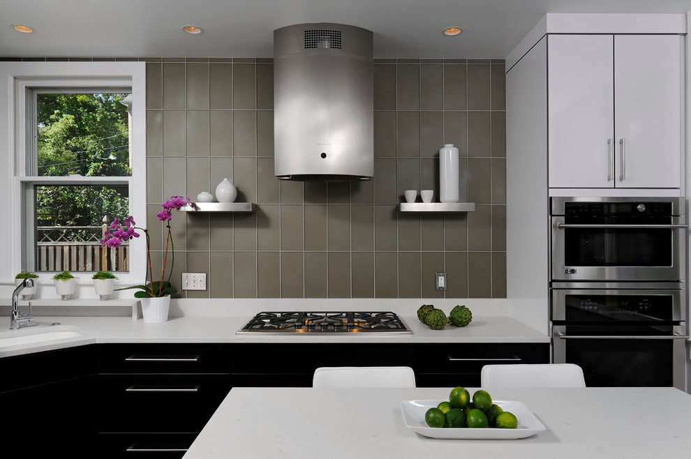 Diseño de cocina contemporánea, pequeña, con armarios con paneles lisos, encimera de cuarcita, salpicadero verde, electrodomésticos de acero inoxidable, fregadero bajoencimera, salpicadero de azulejos tipo metro, suelo de linóleo, una isla, puertas de armario blancas y suelo negro