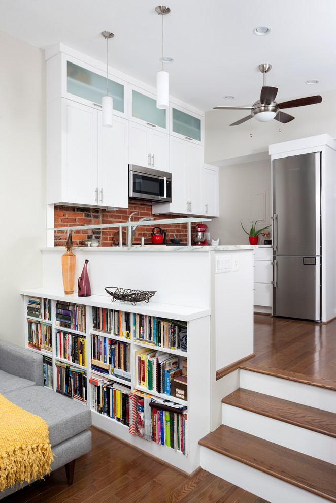 Kleine Klassische Küche mit weißen Schränken, Küchenrückwand in Rot, Küchengeräten aus Edelstahl und braunem Holzboden in Washington, D.C.