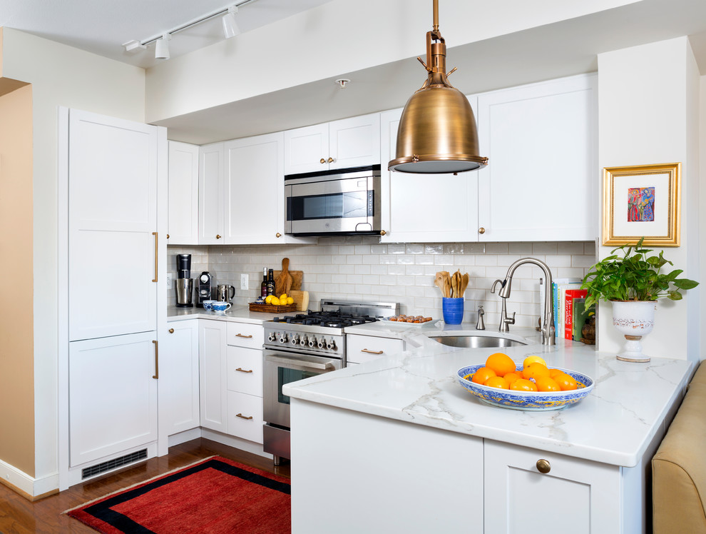 Einzeilige, Kleine Klassische Küche mit weißen Schränken, Küchenrückwand in Weiß, Rückwand aus Metrofliesen, Küchengeräten aus Edelstahl und braunem Holzboden in Washington, D.C.
