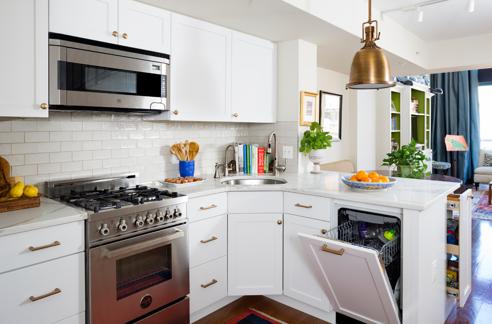 Immagine di una piccola cucina lineare classica con ante bianche, paraspruzzi bianco, paraspruzzi con piastrelle diamantate, elettrodomestici in acciaio inossidabile e pavimento in legno massello medio