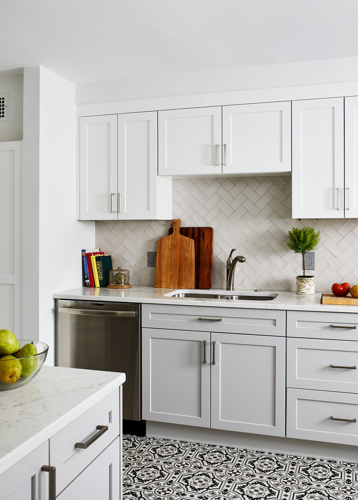 Mittelgroße Klassische Wohnküche mit weißen Schränken, Küchenrückwand in Weiß, Rückwand aus Metrofliesen, Küchengeräten aus Edelstahl und Vinylboden in Washington, D.C.