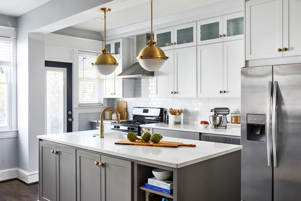 Foto di una cucina chic di medie dimensioni con ante grigie, paraspruzzi bianco, paraspruzzi con piastrelle diamantate, elettrodomestici in acciaio inossidabile, parquet scuro e top bianco