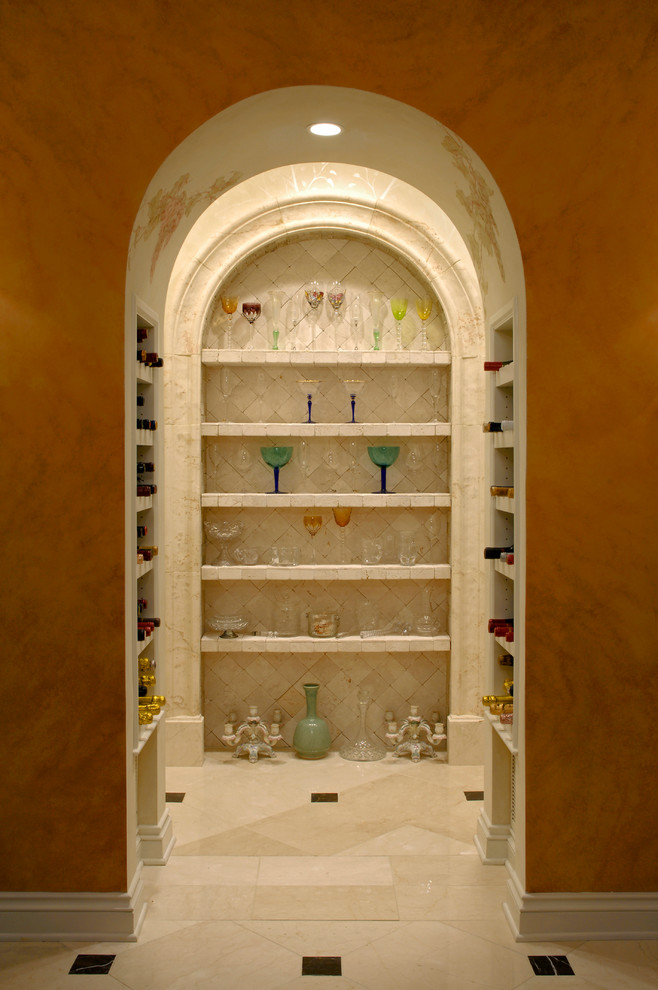 Exempel på ett mellanstort klassiskt kök, med en rustik diskho, luckor med profilerade fronter, gula skåp, granitbänkskiva, grått stänkskydd, stänkskydd i stenkakel, integrerade vitvaror, klinkergolv i terrakotta, en halv köksö och beiget golv