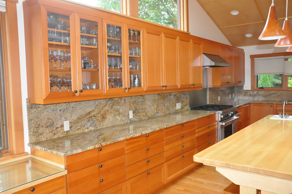 Bild på ett mycket stort funkis u-kök, med en nedsänkt diskho, skåp i shakerstil, skåp i ljust trä, granitbänkskiva, flerfärgad stänkskydd, stänkskydd i sten, rostfria vitvaror, ljust trägolv och en köksö