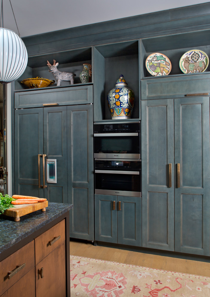 Immagine di una cucina eclettica con ante in stile shaker, ante blu e elettrodomestici in acciaio inossidabile