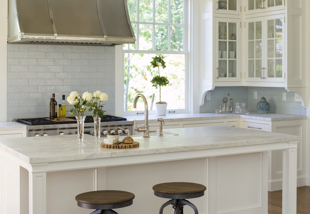 Foto på ett mellanstort vintage kök, med en rustik diskho, luckor med glaspanel, vita skåp, marmorbänkskiva, grått stänkskydd, stänkskydd i keramik, rostfria vitvaror, mörkt trägolv och en köksö