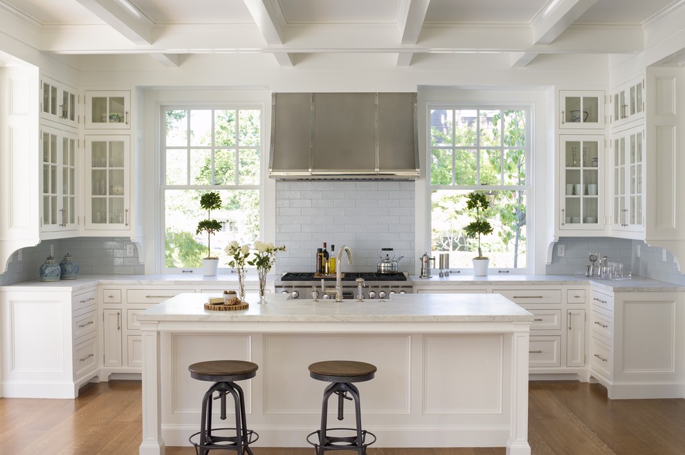 Стильный дизайн: п-образная кухня-гостиная среднего размера в классическом стиле - последний тренд