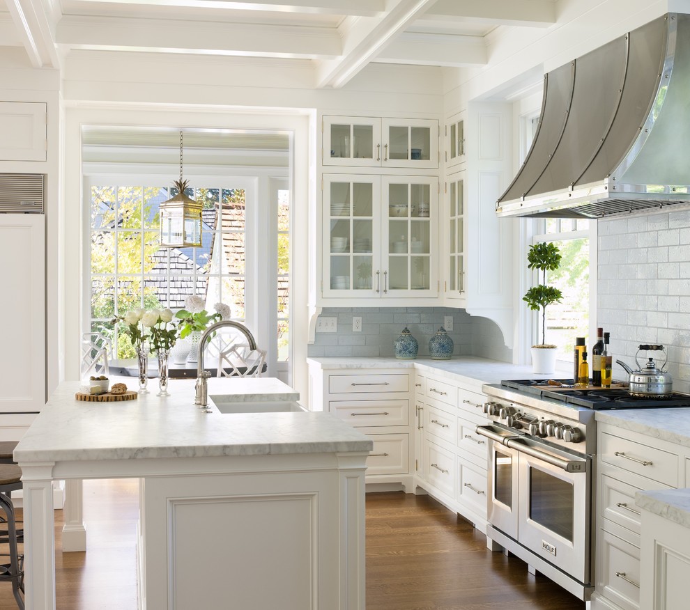 Bild på ett mellanstort vintage u-kök, med luckor med glaspanel, vita skåp, en köksö, en rustik diskho, marmorbänkskiva, grått stänkskydd, stänkskydd i keramik, rostfria vitvaror och mellanmörkt trägolv
