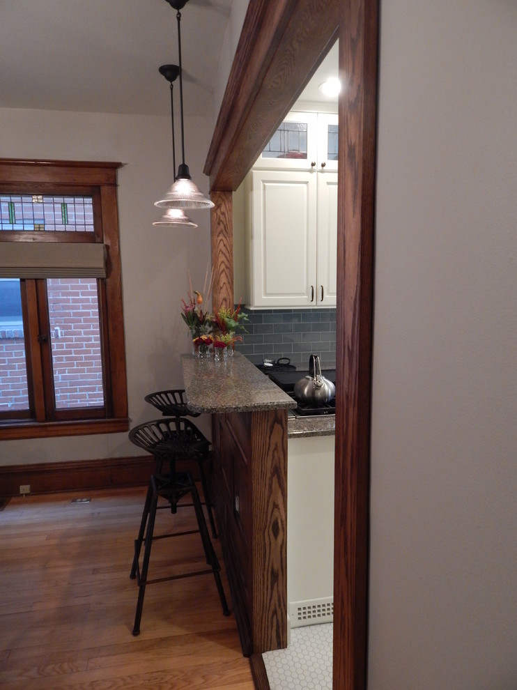 Bild på ett mellanstort amerikanskt kök, med en rustik diskho, luckor med upphöjd panel, vita skåp, bänkskiva i kvarts, grönt stänkskydd, stänkskydd i glaskakel, rostfria vitvaror och klinkergolv i keramik