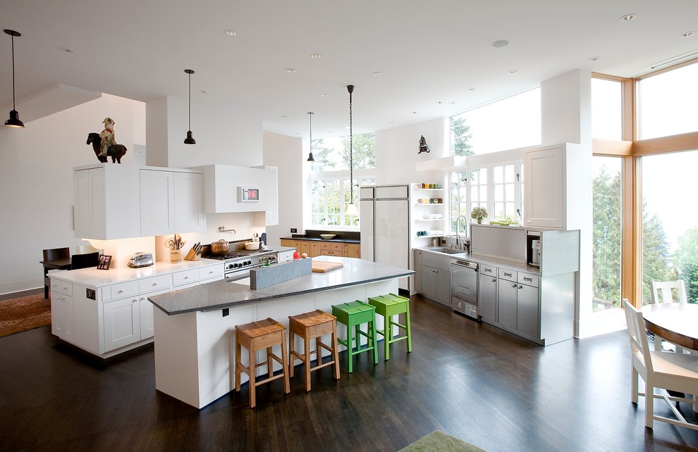 Klassische Wohnküche in L-Form mit Unterbauwaschbecken, Schrankfronten im Shaker-Stil, weißen Schränken, Elektrogeräten mit Frontblende, dunklem Holzboden und Kücheninsel in San Diego