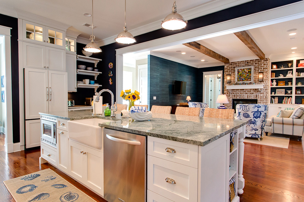 Klassische Küche mit weißen Schränken, Marmor-Arbeitsplatte und braunem Holzboden in Charleston