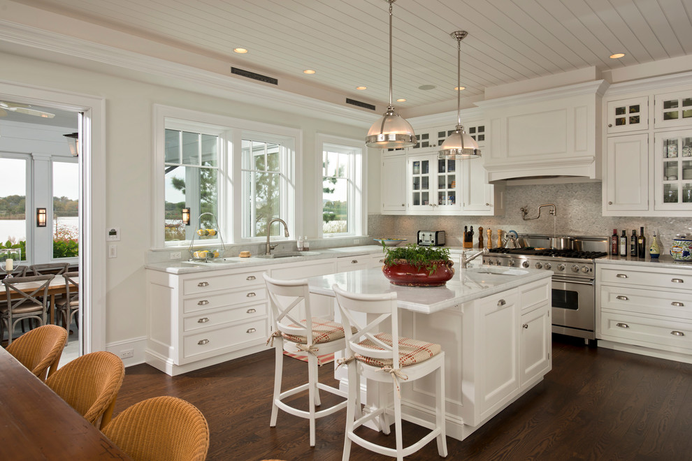 Exempel på ett mellanstort klassiskt kök, med en undermonterad diskho, vita skåp, bänkskiva i kvartsit, flerfärgad stänkskydd, rostfria vitvaror, mörkt trägolv, en köksö och luckor med profilerade fronter