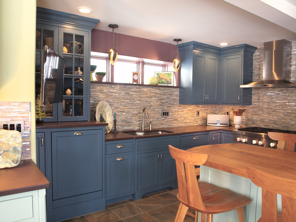 Foto på ett avskilt, stort vintage brun u-kök, med en dubbel diskho, skåp i shakerstil, blå skåp, granitbänkskiva, flerfärgad stänkskydd, stänkskydd i stickkakel, integrerade vitvaror, skiffergolv, en köksö och beiget golv
