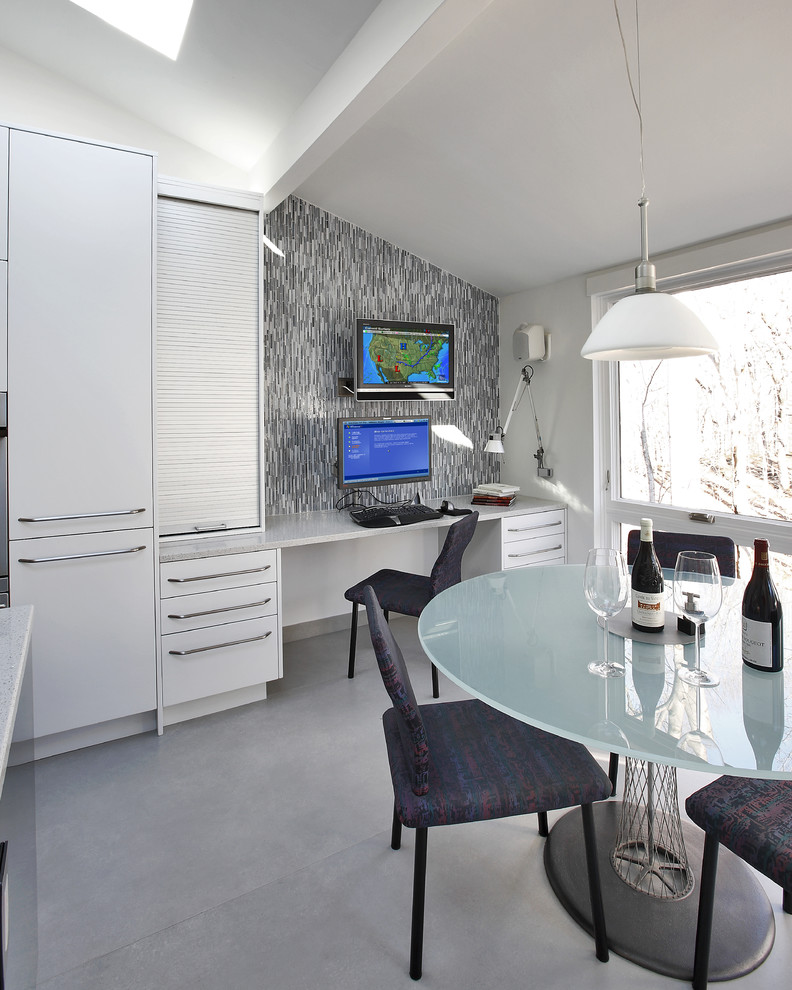 Foto på ett funkis kök och matrum, med släta luckor, grå skåp och granitbänkskiva
