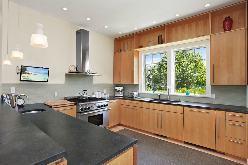 Moderne Küche mit Küchenrückwand in Grau, Rückwand aus Stäbchenfliesen und Speckstein-Arbeitsplatte in New York