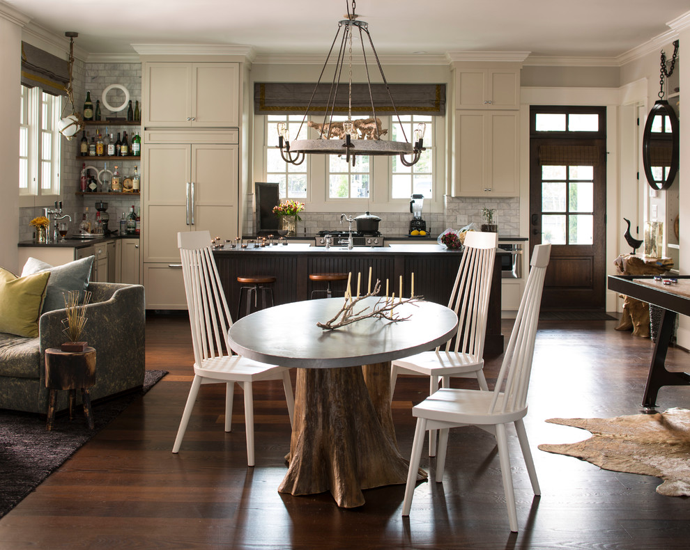 Foto de cocina costera abierta con salpicadero verde, una isla, armarios estilo shaker, puertas de armario beige, salpicadero de azulejos tipo metro, electrodomésticos con paneles y suelo de madera oscura